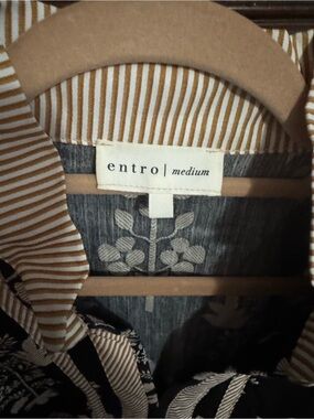 Entro blouse size medium.  Never worn in excellent condition, just missing tag.